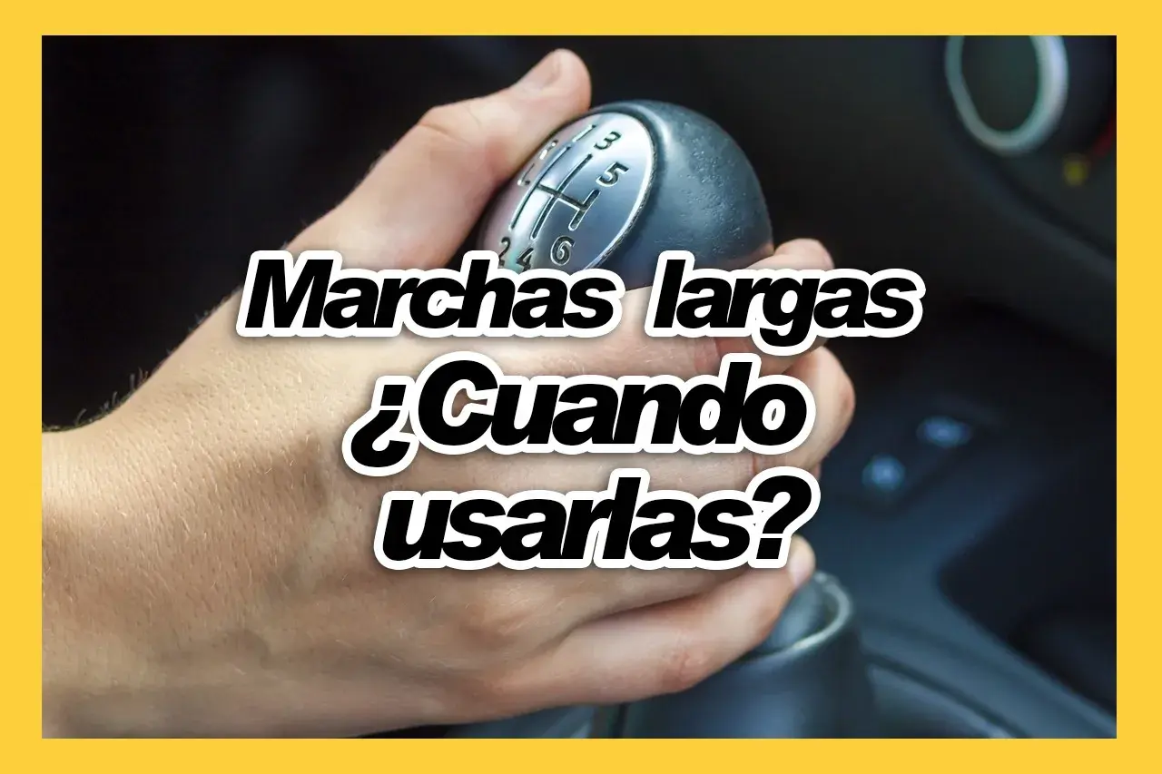 Mano cambiando marchas largas en un coche. ¿Cuándo usarlas?