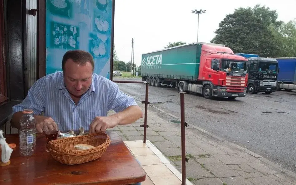 Gdzie zjeść na trasie S7? Najlepsze miejsca, które musisz znać