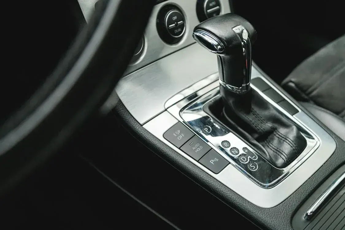 Czy automat ma sprzęgło? Odkryj różnice między automatami a manualami