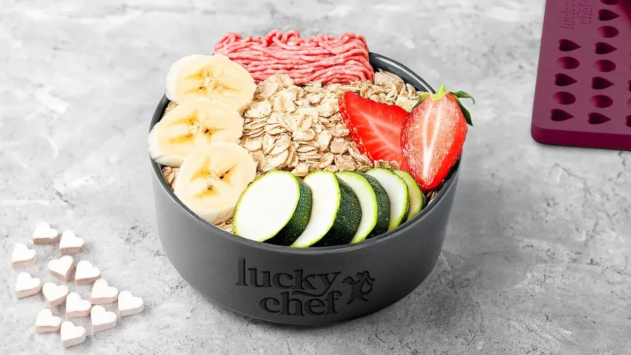 Zutaten für ein hundekekse rezept: Hackfleisch, Haferflocken, Bananenscheiben, Erdbeeren und Zucchinirad.