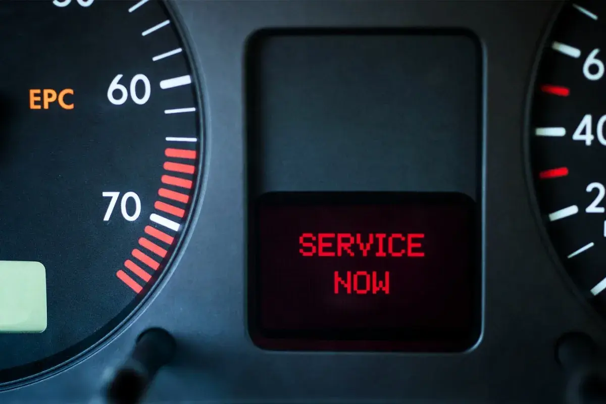 Luz EPC encendida en el salpicadero de un coche, junto a un mensaje rojo que dice "SERVICE NOW".