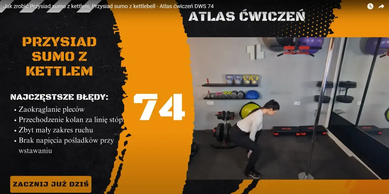 Kobieta wykonuje przysiad sumo z kettlebell. Na ekranie widnieje napis "Przysiad sumo z kettlem" oraz lista najczęstszych błędów.