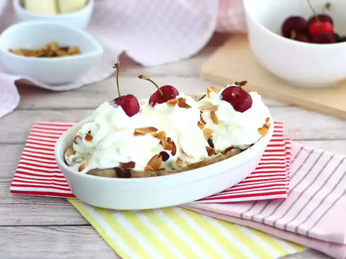 En läcker banana split med vispgrädde, körsbär och mandelflagor. En klassisk dessert som passar alla tillfällen.