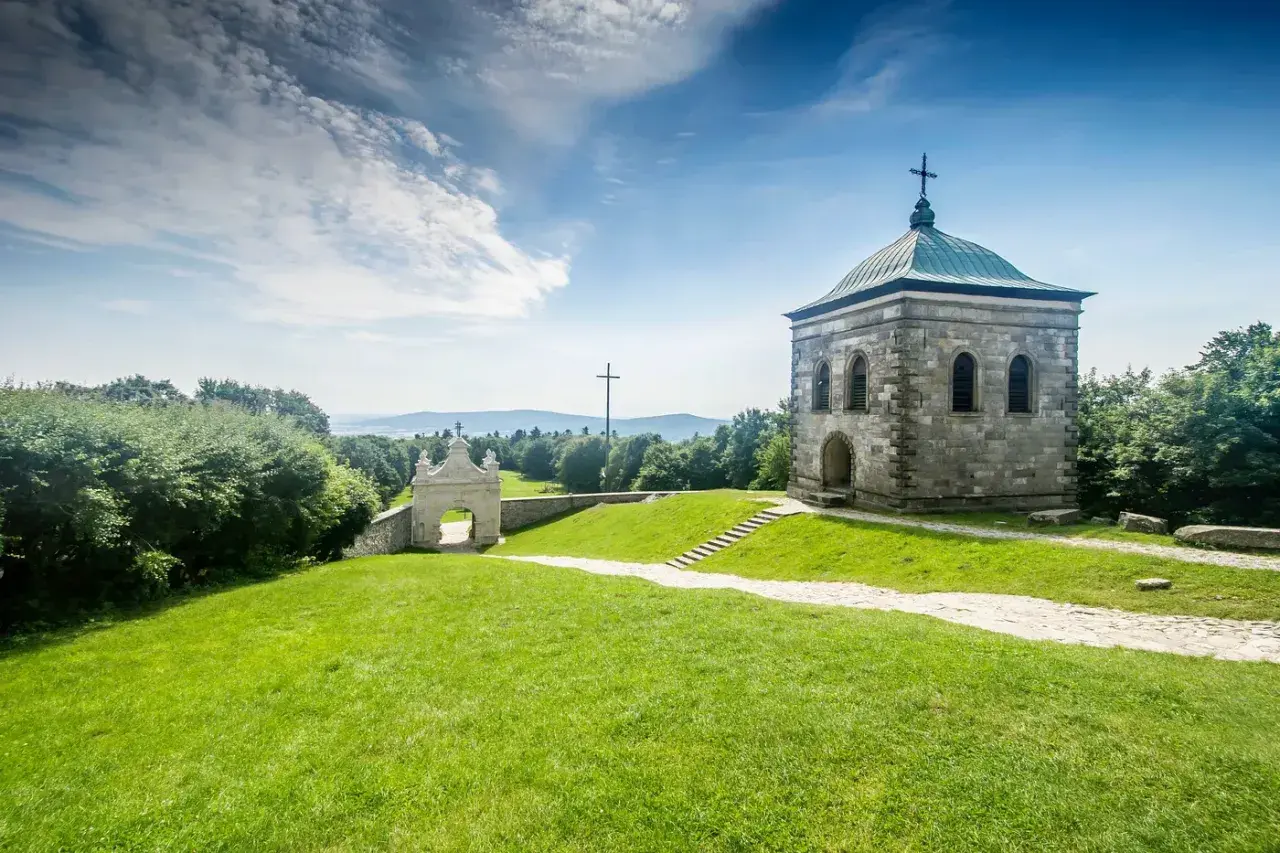 Kamienna wieża i zabytkowa brama na Łysej Górze, gdzie znajduje się klasztor.
