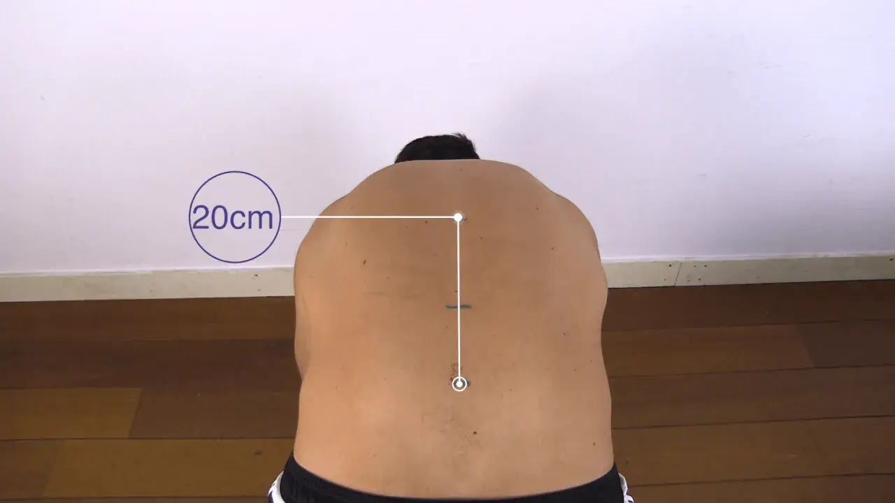 Messung der Flexibilität des Rückens mit dem Schober-Test. Markierungen zeigen 20 cm Abstand.