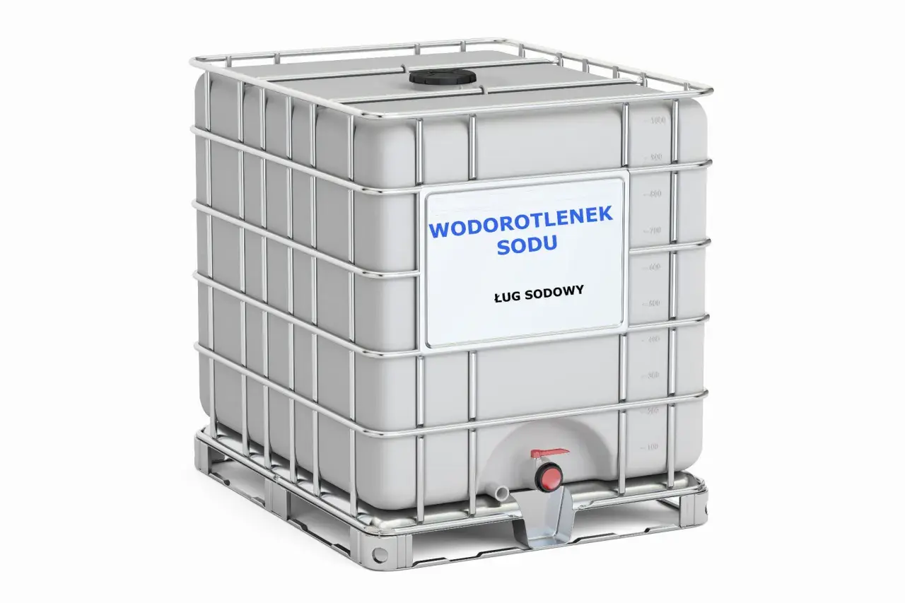 Duży pojemnik IBC z etykietą "Wodorotlenek sodu" i napisem "ług sodowy".
