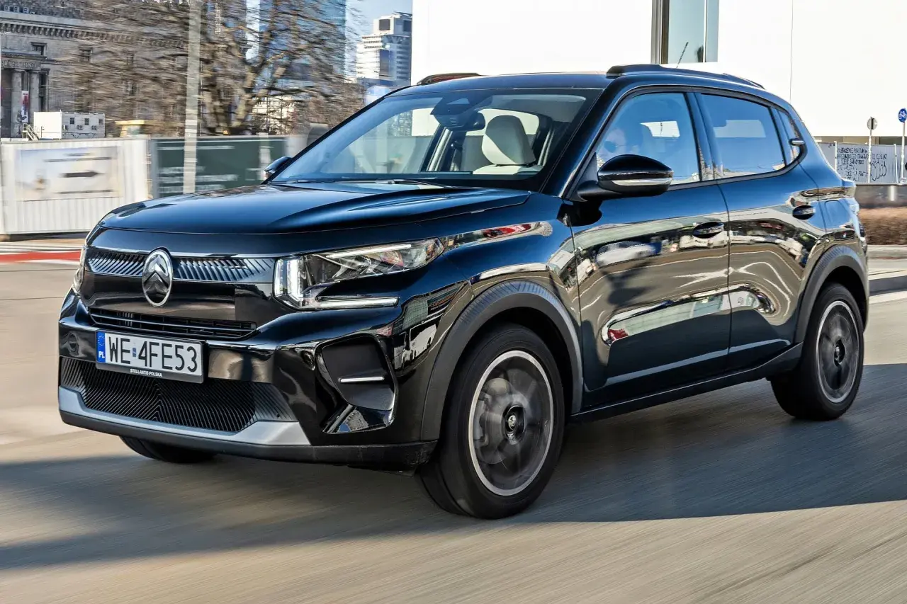 Czarny Citroen C3 na drodze. Wiele osób szuka **citroen c3 opinie** przed zakupem.