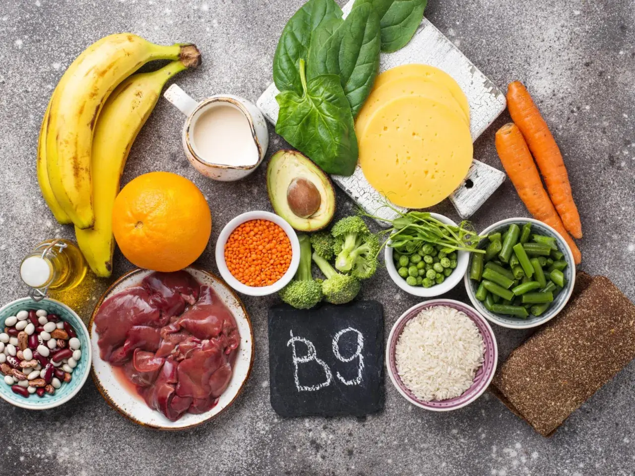 Bananen, Orangen, Linsen, Spinat, Brokkoli, Erbsen, Bohnen, Leber, Reis, Karotten, Käse, Brot – alles vitamin b9 lebensmittel.
