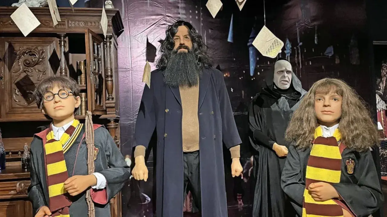 Postacie z Harry'ego Pottera w Muzeum Figur Woskowych Warszawa: Harry, Hagrid, Voldemort i Hermiona.