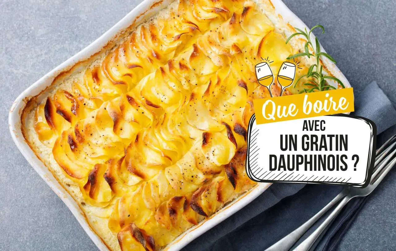 Un gratin dauphinois doré et crémeux, prêt à être dégusté. Quelle boisson pour accompagner ce plat ?