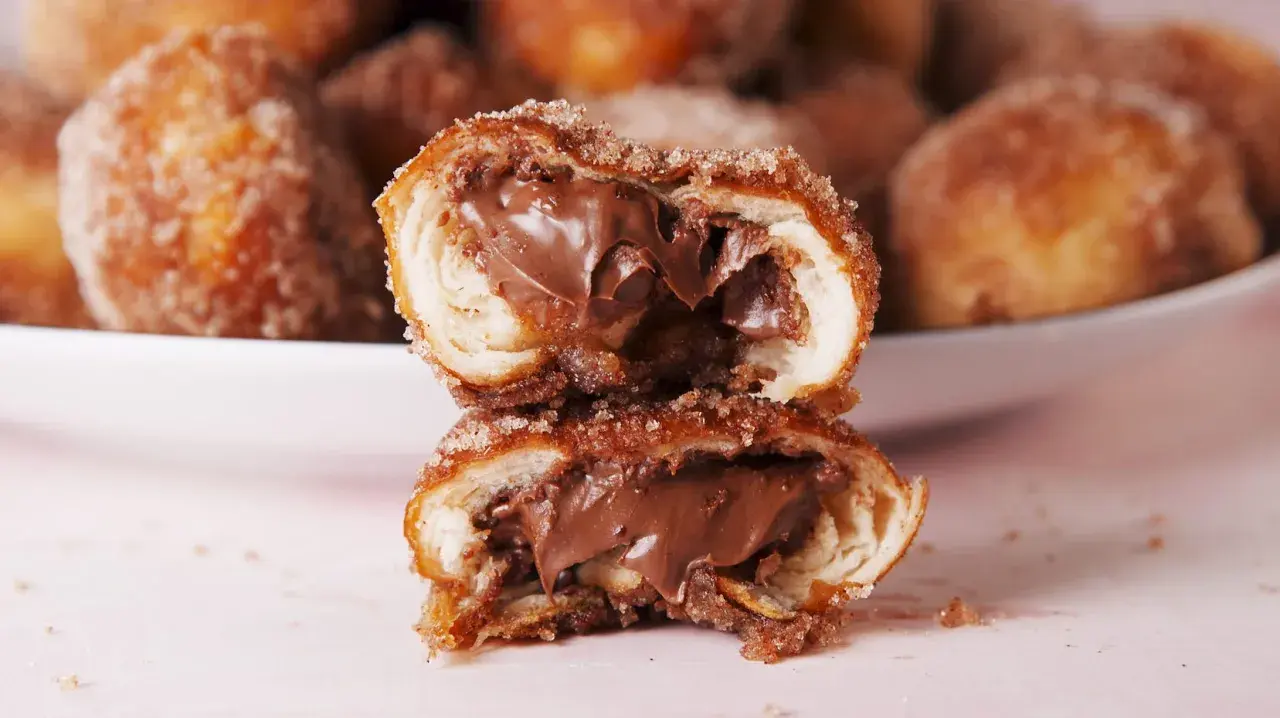 Bretzel au Nutella coupé en deux, révélant une garniture crémeuse au chocolat.