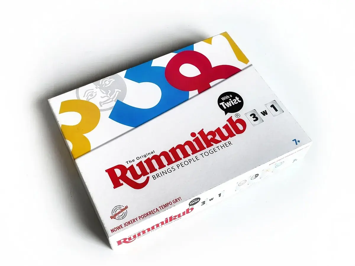 Pudełko gry Rummikub z hasłem "BRINGS PEOPLE TOGETHER". Poznaj zasady Rummikub i ciesz się grą!