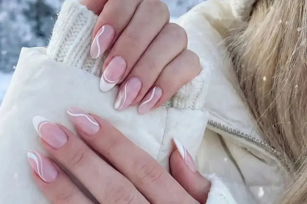 Vackra press on nails med en fransk manikyr och vita vågiga linjer. Perfekt för en vinterdag.
