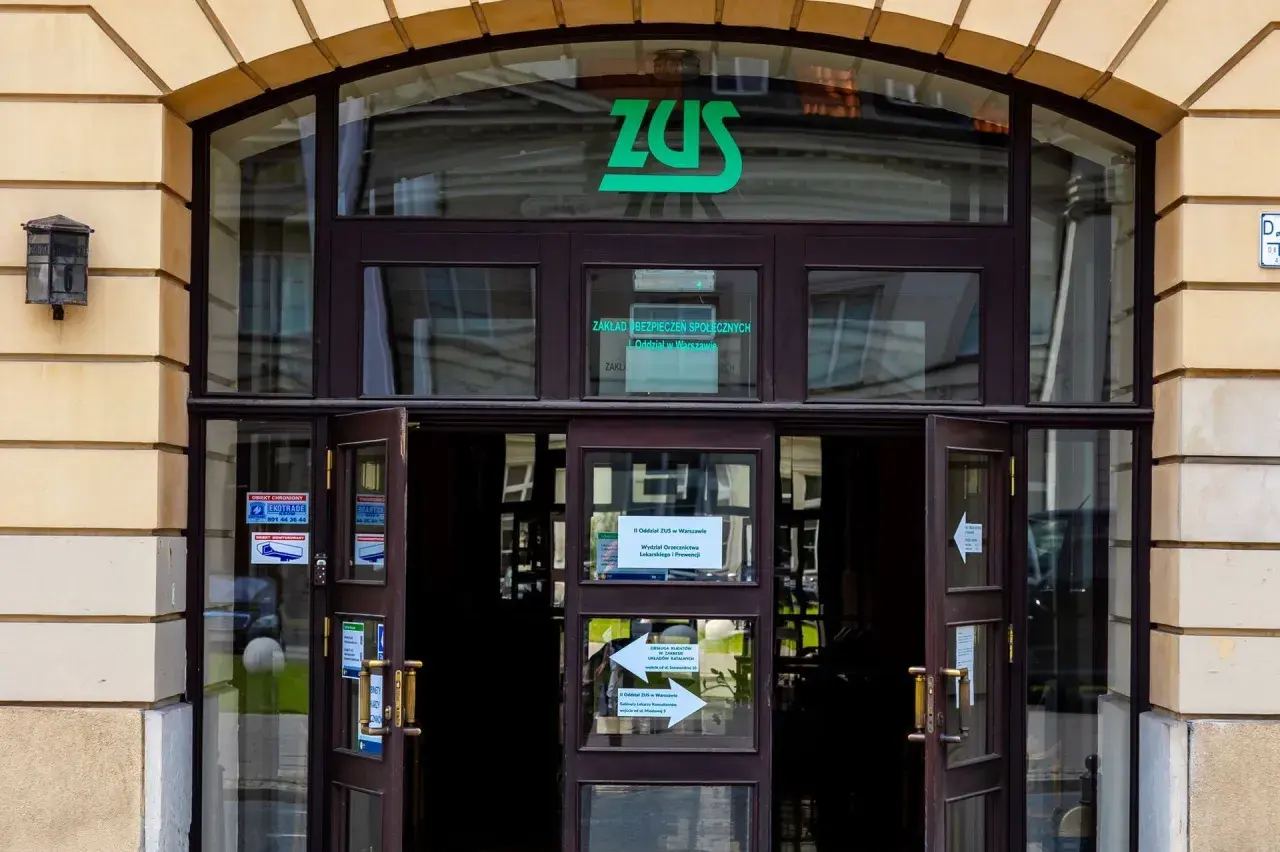 Wejście do ZUS, gdzie można załatwić sprawy związane z subkontem ZUS. Zielone logo ZUS nad drzwiami.