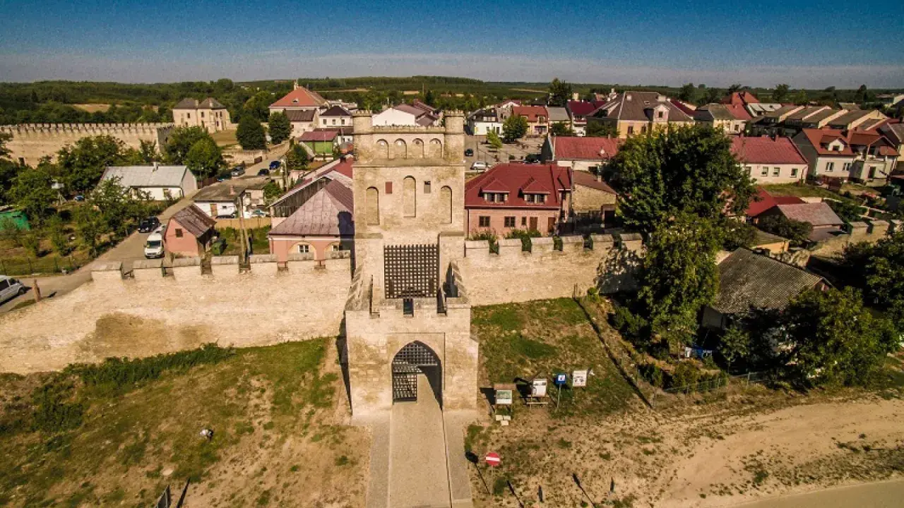 Brama wjazdowa do Szydłowa, z murami obronnymi i zabudowaniami. To jedne z głównych szydłów atrakcje, które warto zobaczyć.