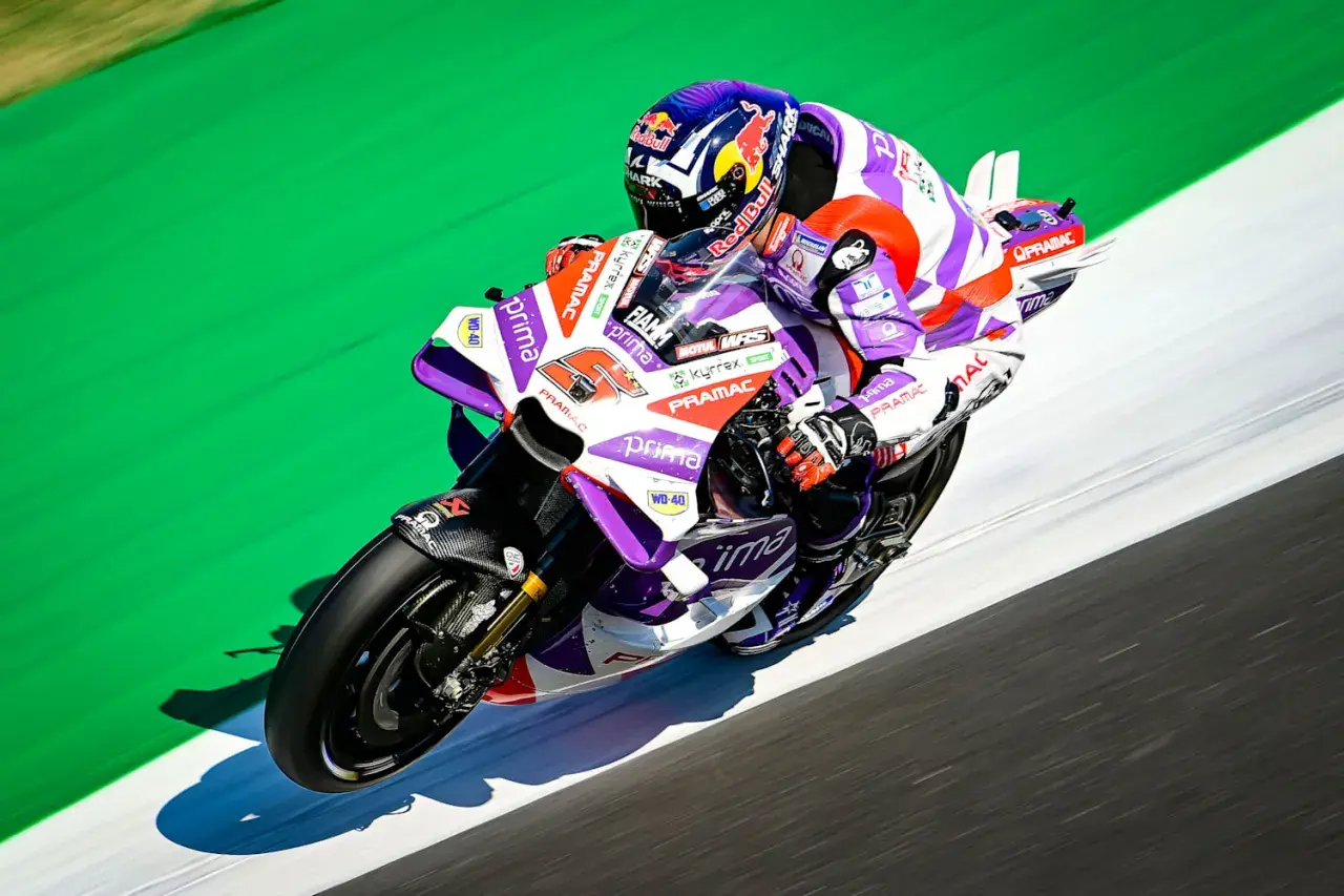 Johann Zarco, a piloto de MotoGP, compite a gran velocidad. Su edad no se refleja en su audacia en la pista.