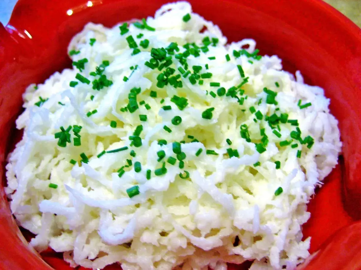 Frischer Rettichsalat, garniert mit Schnittlauch. Ein einfaches und leckeres Rettichsalat Rezept.