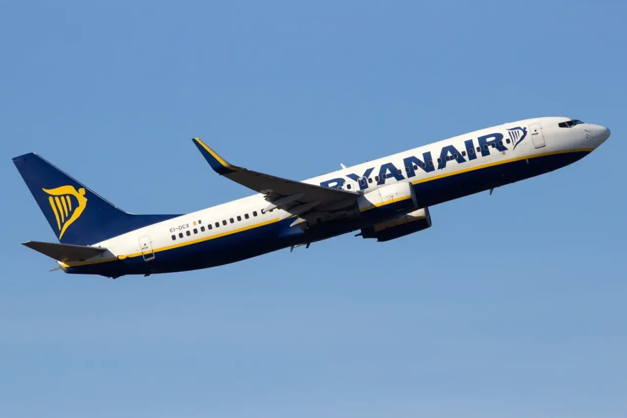 Samolot Ryanair wznoszący się na tle błękitnego nieba.