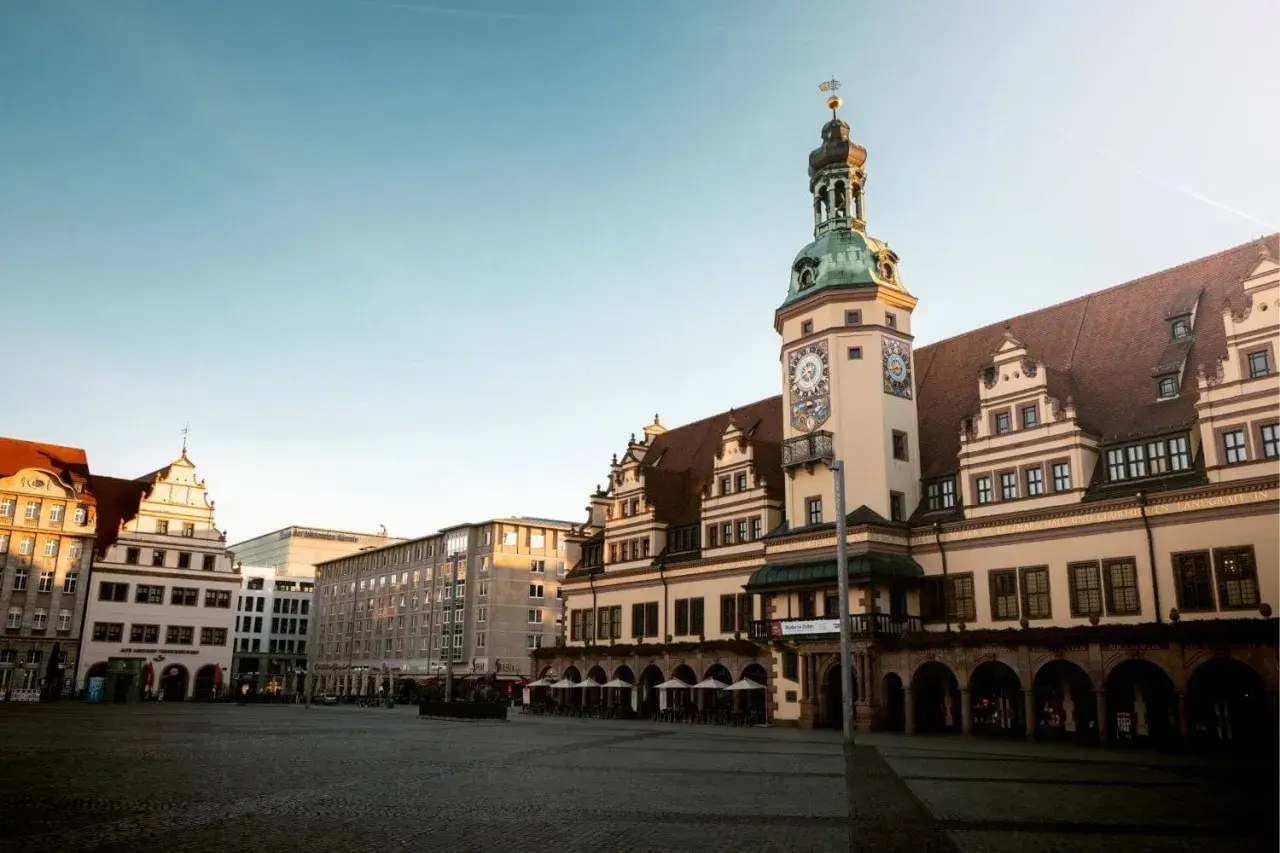 Altes Rathaus Leipzig mit Turmuhr und Arkaden. Tolle Leipzig Tipps für deinen Städtetrip.