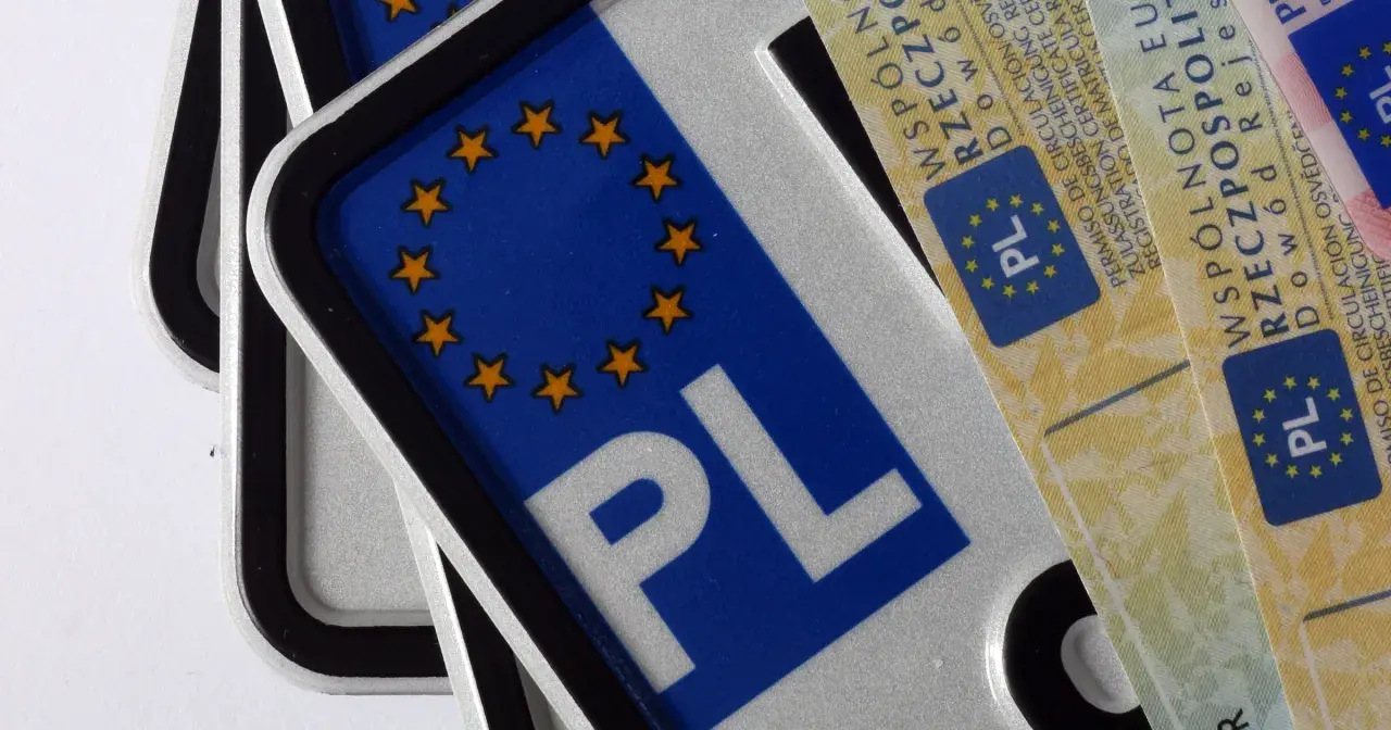 Zbliżenie na polskie tablice rejestracyjne z symbolem Unii Europejskiej.