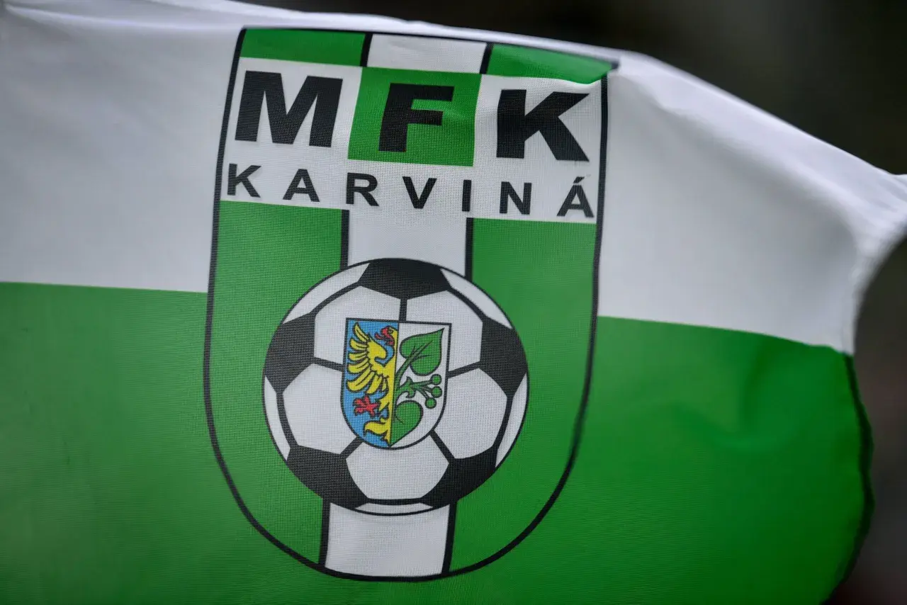 Flaga MFK Karviná z herbem i piłką nożną.