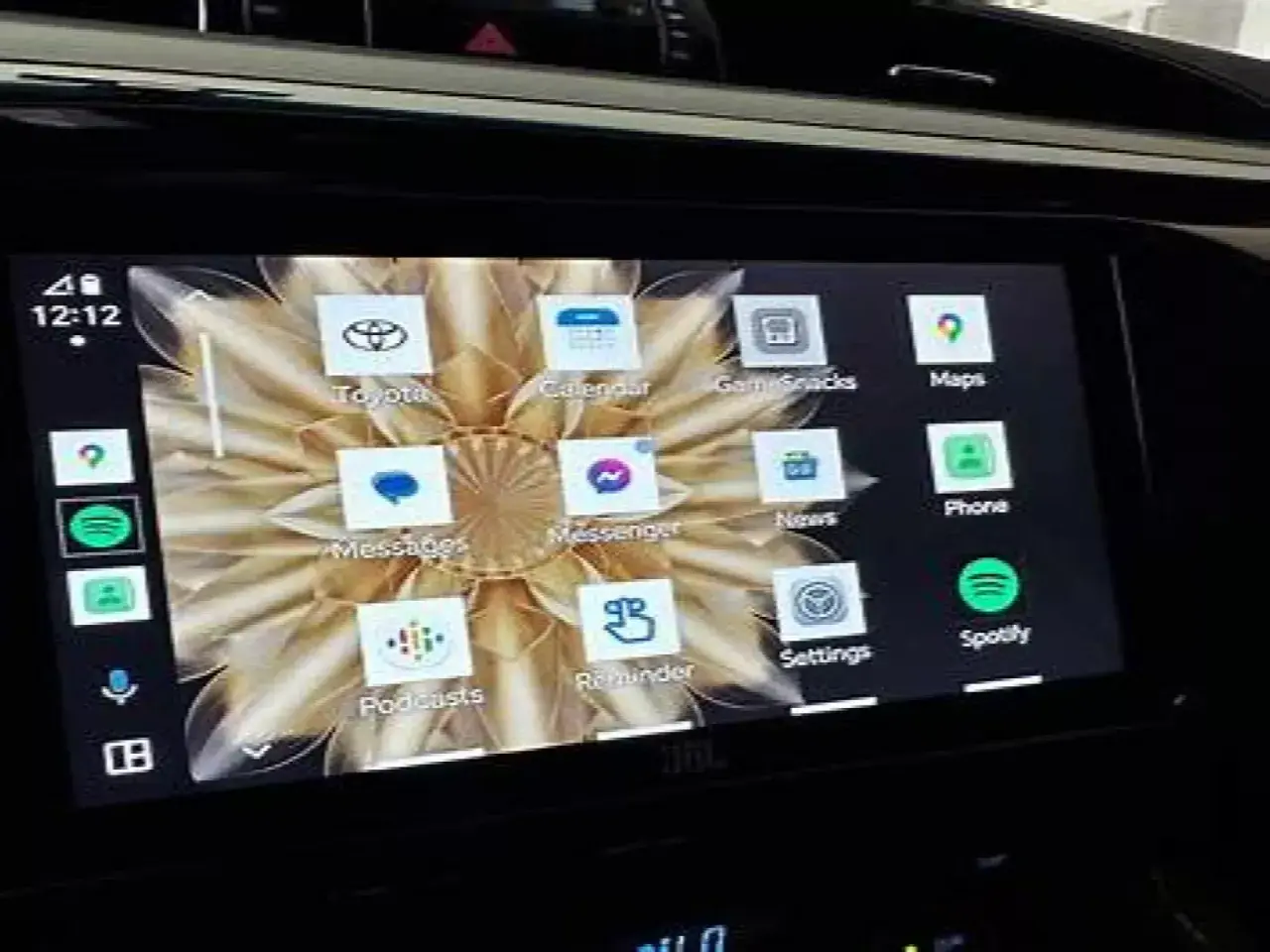 Ekran samochodu z aplikacją Android Auto. Widoczne ikony: Toyota, Kalendarz, Gry, Mapy, Wiadomości, Telefon, Spotify, Ustawienia, Podcasty, Przypomnienia, Messenger.