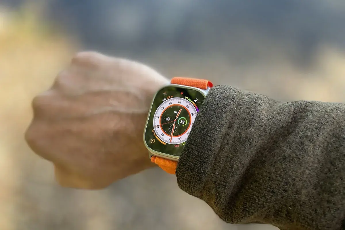 Apple Watch Ultra mit Kompass-App für die Navigation im Freien.