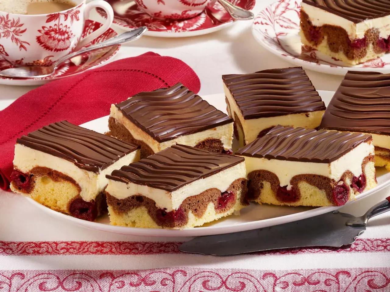 Süße Donauwelle-Stücke mit Kirschen, Sahne und Schokoglasur. Ein köstliches Donauwelle Rezept für Genießer.