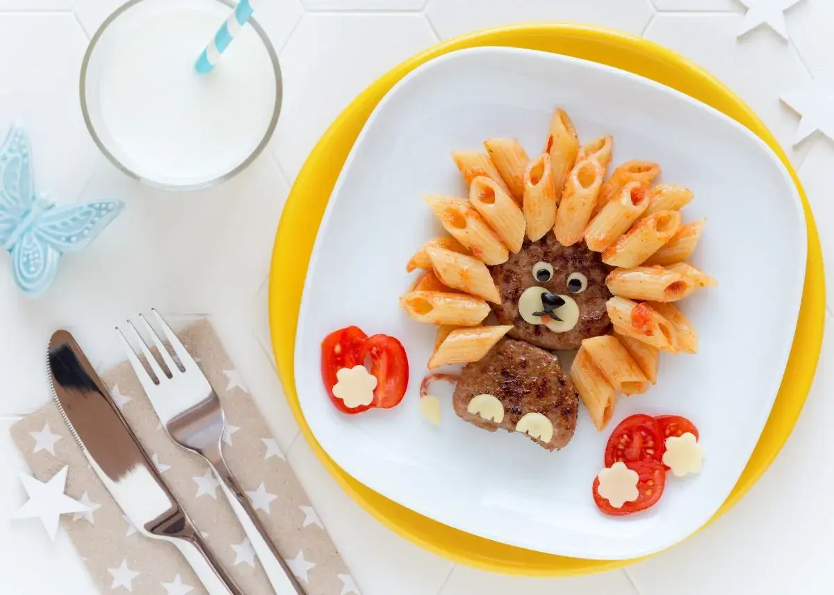 Un león hecho de hamburguesa y pasta, ideal para cenas para niños de 2 a 3 años. ¡Un plato divertido y nutritivo!