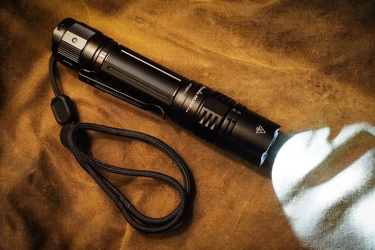 Czarna latarka Fenix PD36R Pro świeci mocnym światłem. Czy 1500 lumenów to dużo? Tak, to bardzo dużo światła do eksploracji!