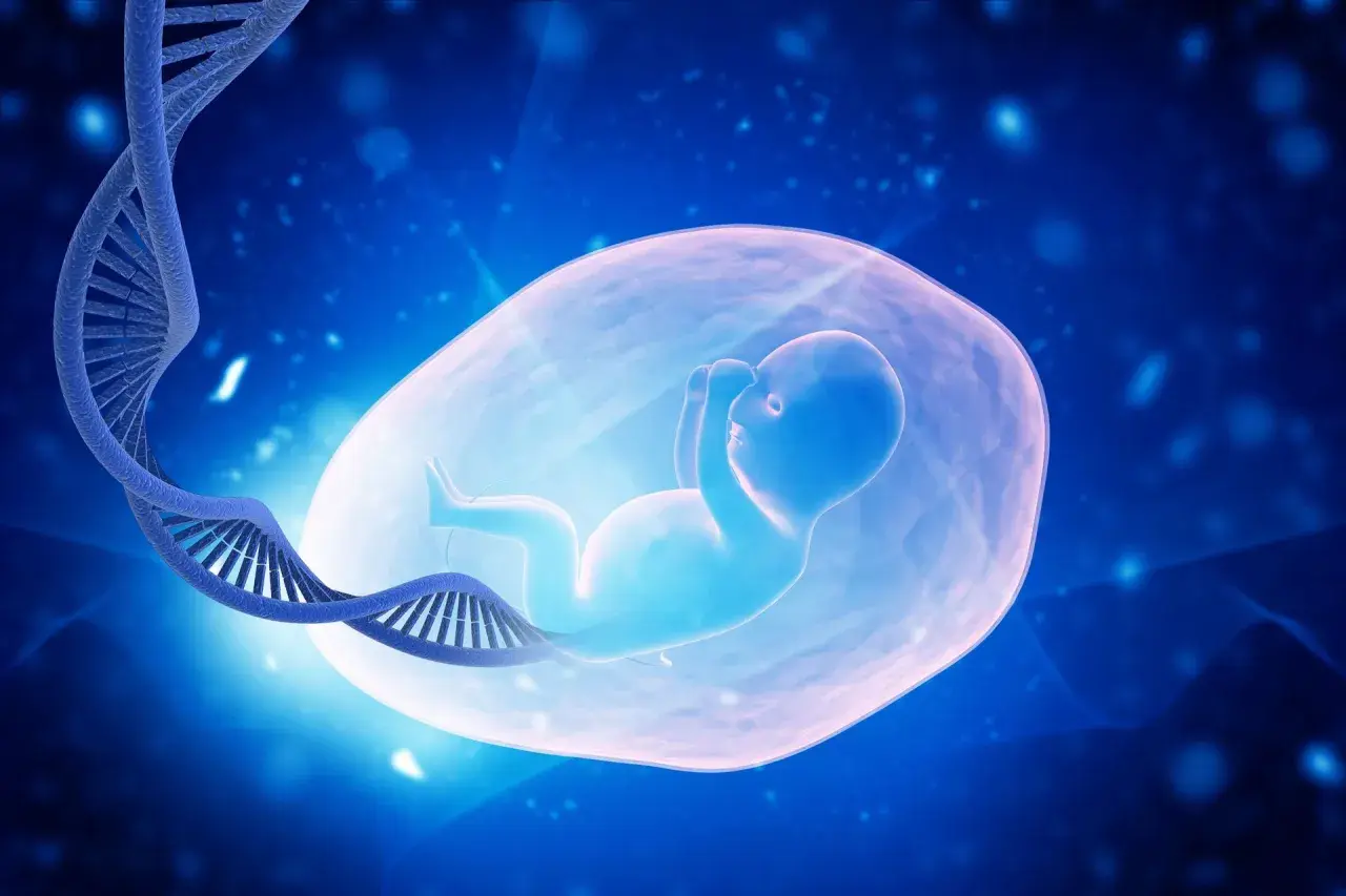 Dziecko w łonie matki, otoczone płynem, obok spirali DNA. Symbolizuje początek życia i jego genetyczne dziedzictwo. To piękny obraz ciąży.