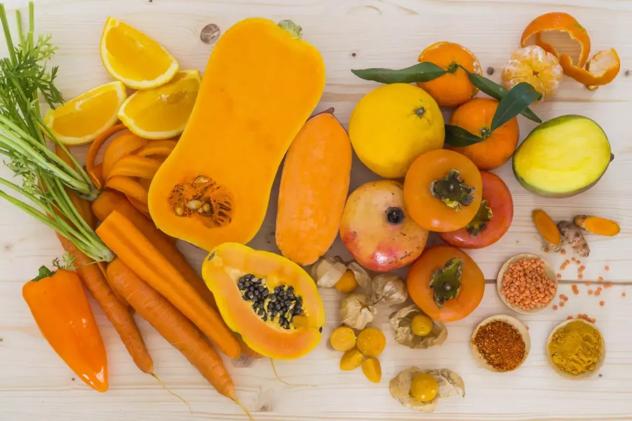 Frutta e verdura arancioni, ricche di beta carotene: carote, zucca, papaya, arance, cachi, mango, peperone.