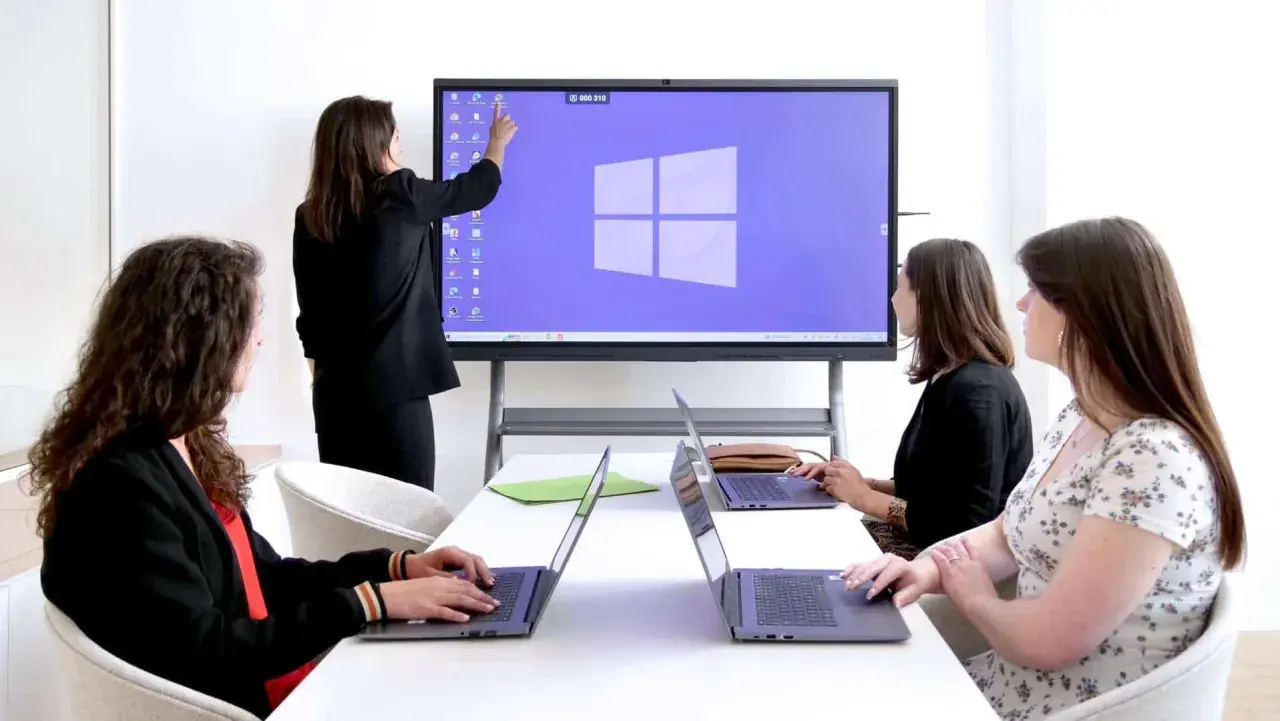 Frauen nutzen ein digitales Whiteboard online für eine Präsentation.