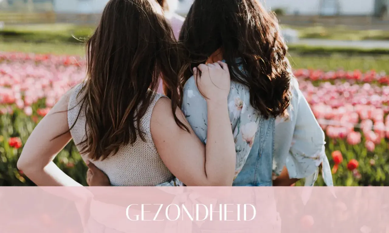 Twee vriendinnen omhelzen elkaar in een bloemenveld. Een warme omhelzing die de kracht van hsp en vriendschap symboliseert.