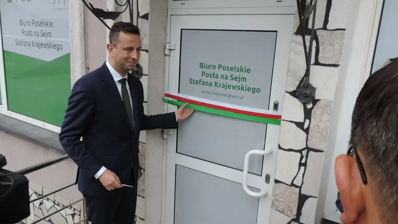 Otwarcie biura poselskiego PiS w Warszawie. Poseł Stefan Krajewski przecina wstęgę.