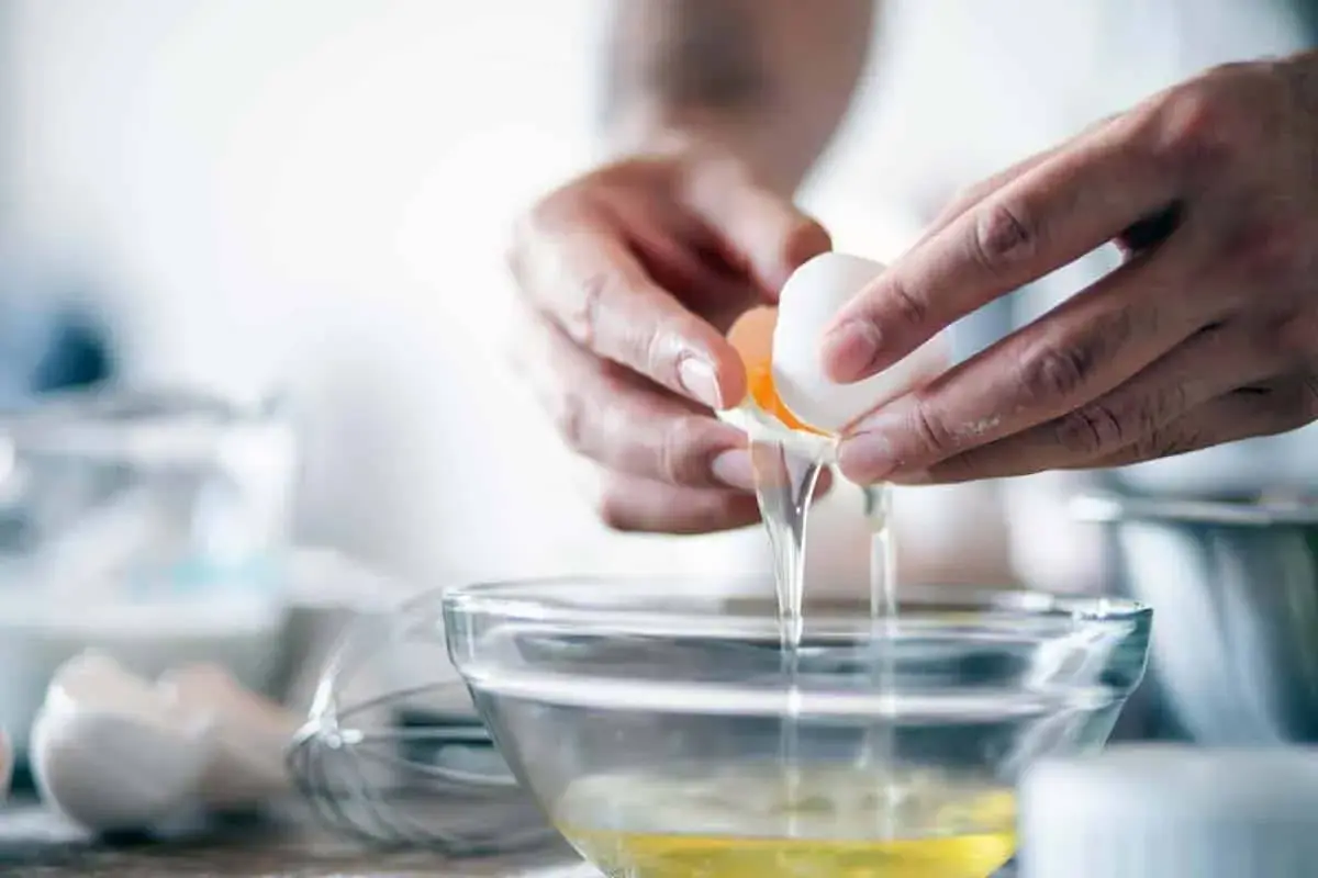 Séparer des blancs d'œufs pour faire des meringues ou une omelette. Que faire avec des blancs d'œufs ?