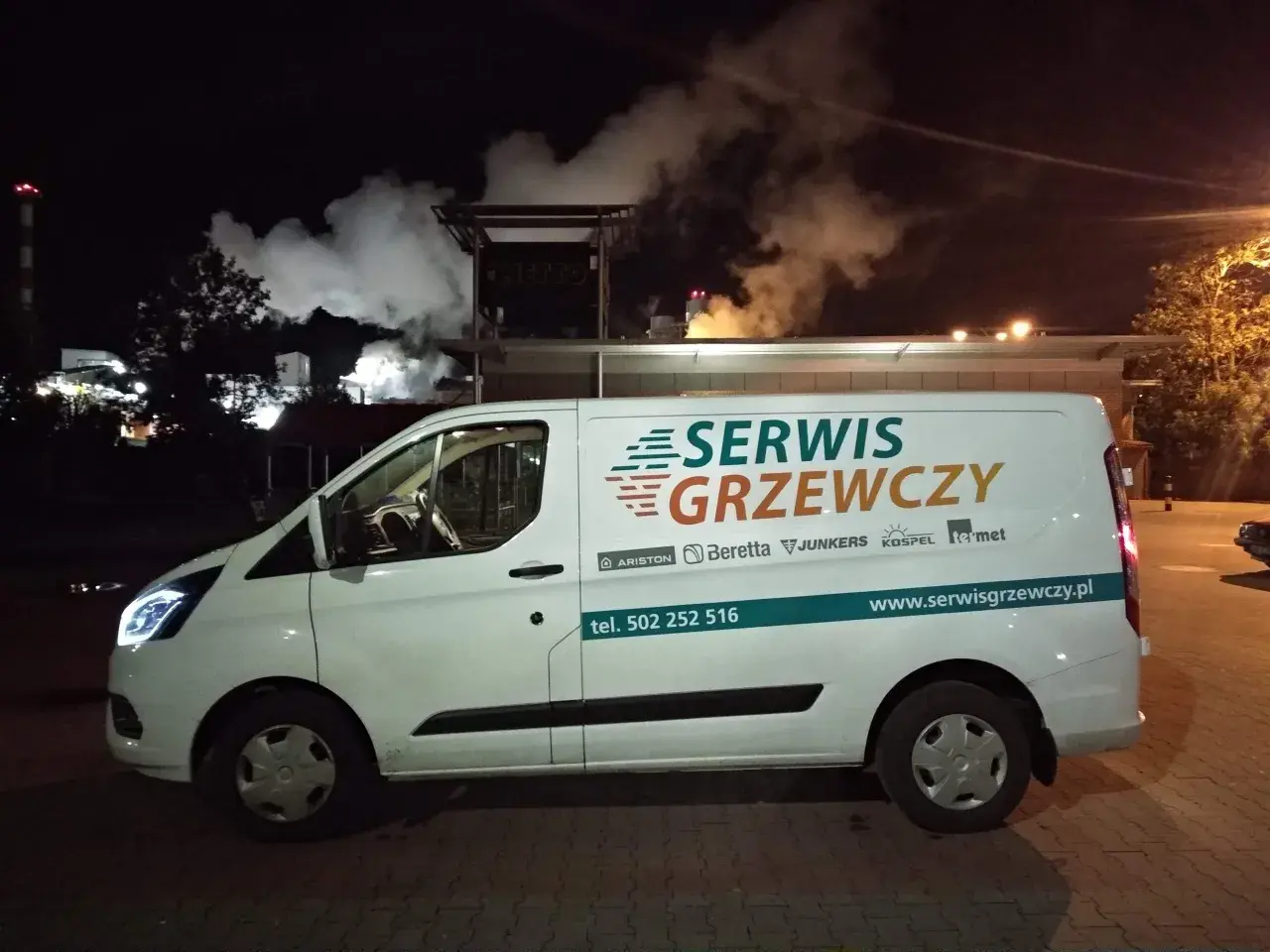 Biały van z napisem "SERWIS GRZEWCZY" i numerem telefonu. To firma ter met serwis kielce.