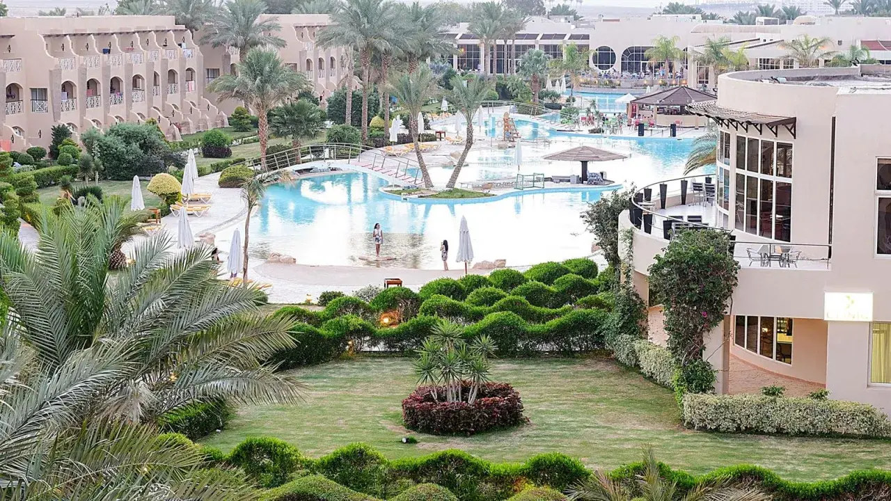 Luksusowy resort Prima Life Makadi z basenami, palmami i zadbaną zielenią.
