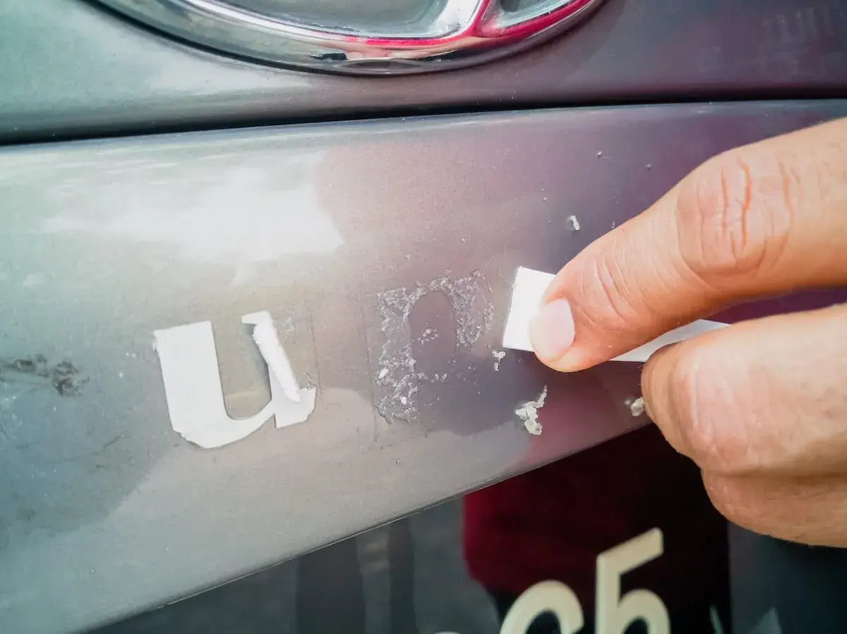 Usuwanie naklejek z mebli: Bezpiecznie i bez uszkodzeń okleiny!