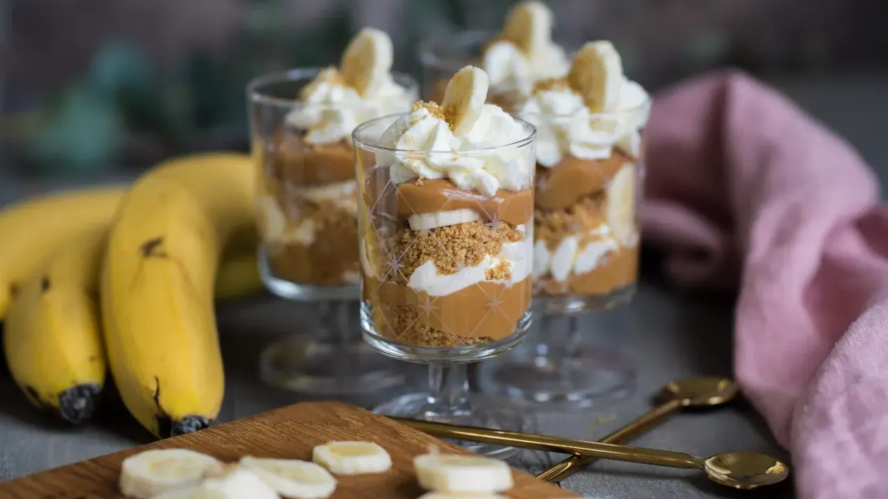 Tre glas med banoffee paj i lager av kexsmulor, kolasås, banan och grädde. En härlig dessert att njuta av.