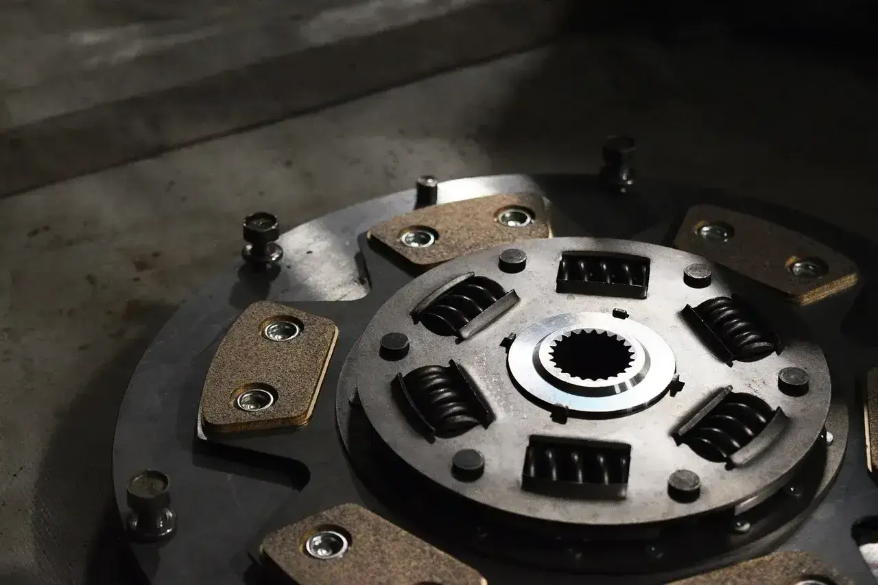 Nowy mechanizm sprzęgła z tarczami ciernymi i sprężynami. To serce układu przeniesienia napędu, gdzie cięgno odgrywa kluczową rolę.