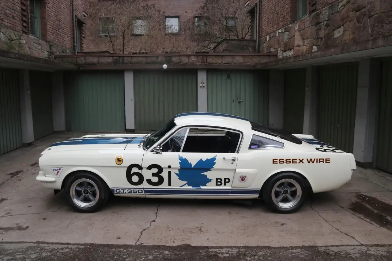 Vit Shelby GT350 med blåa ränder och nummer 63i. Bilen har texten "ESSEX WIRE" på bakskärmen.