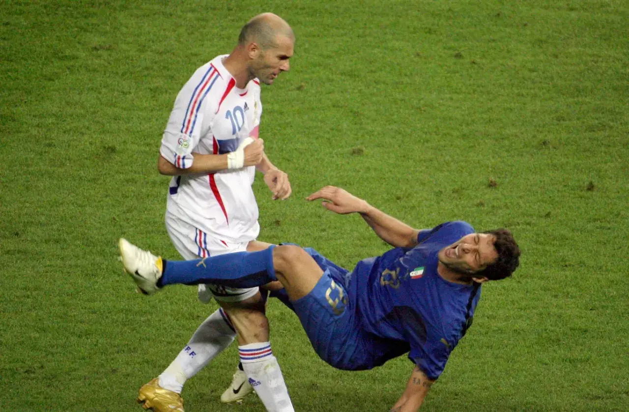 Zidane uderza Materazziego w klatkę piersiową podczas meczu.