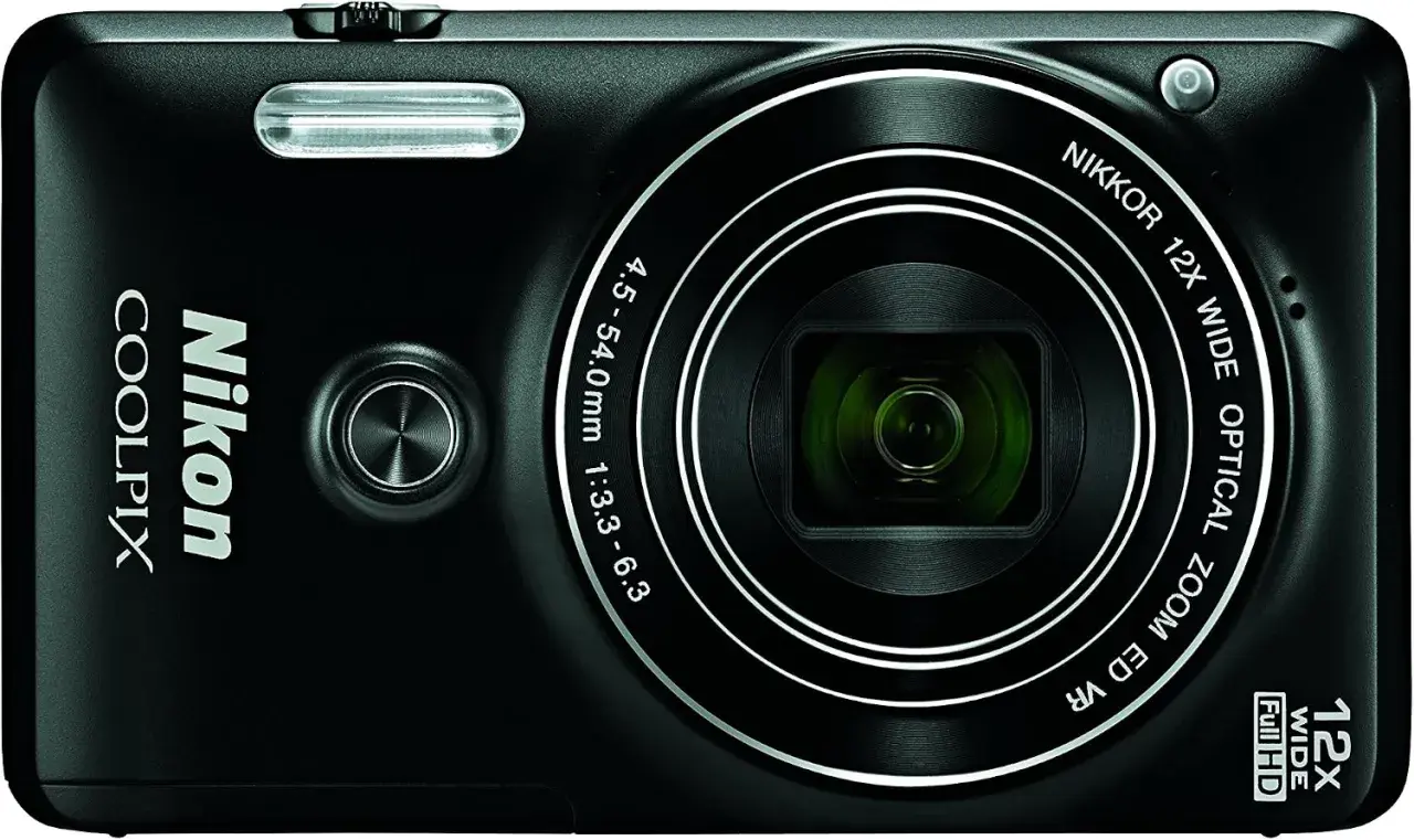 Czarny aparat Nikon Coolpix z obiektywem NIKKOR 12x. Idealny do uchwycenia wspomnień dzięki funkcji SnapBridge.
