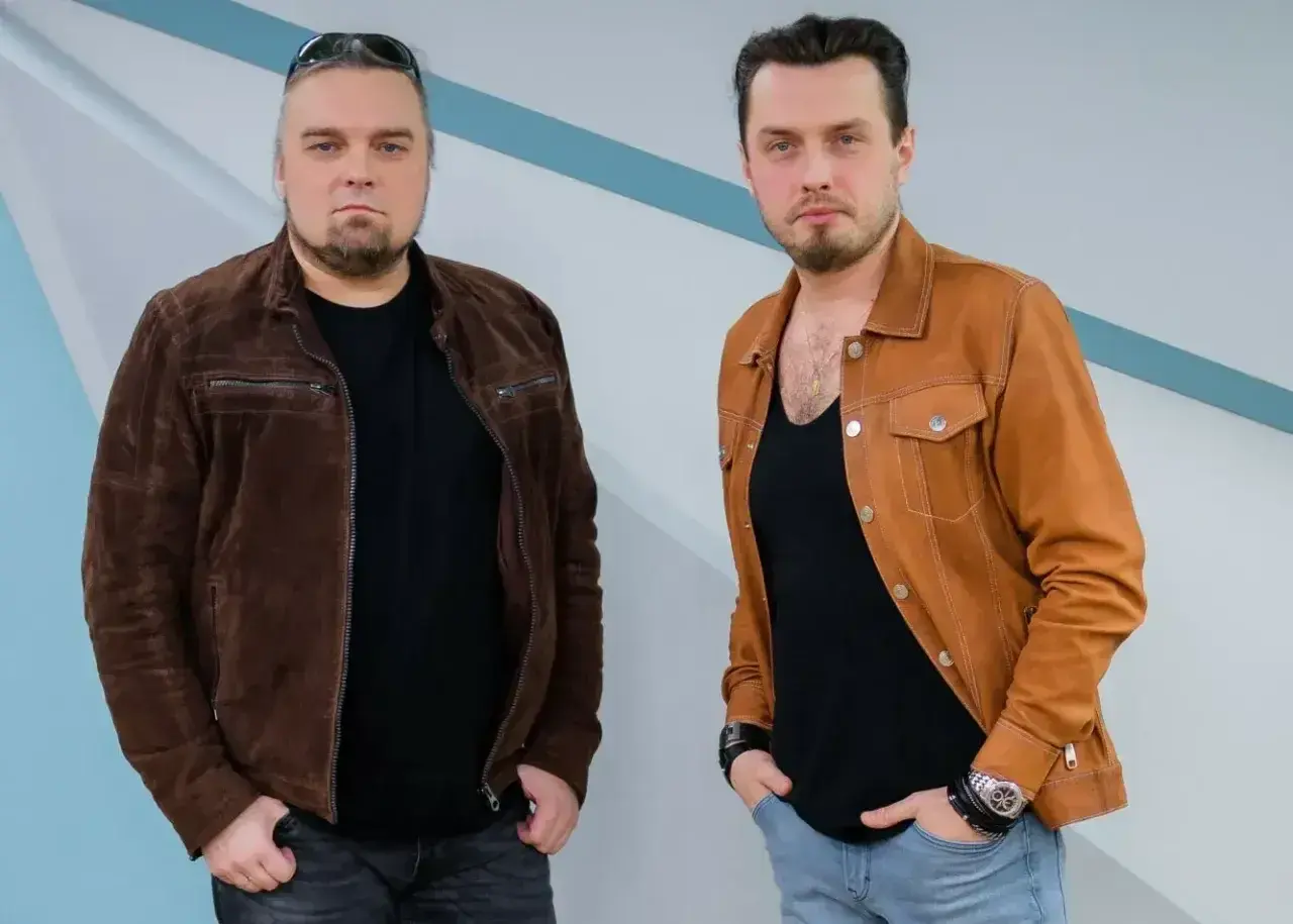Bracia (zespół muzyczny) członkowie: jeden w brązowej kurtce, drugi w karmelowej.