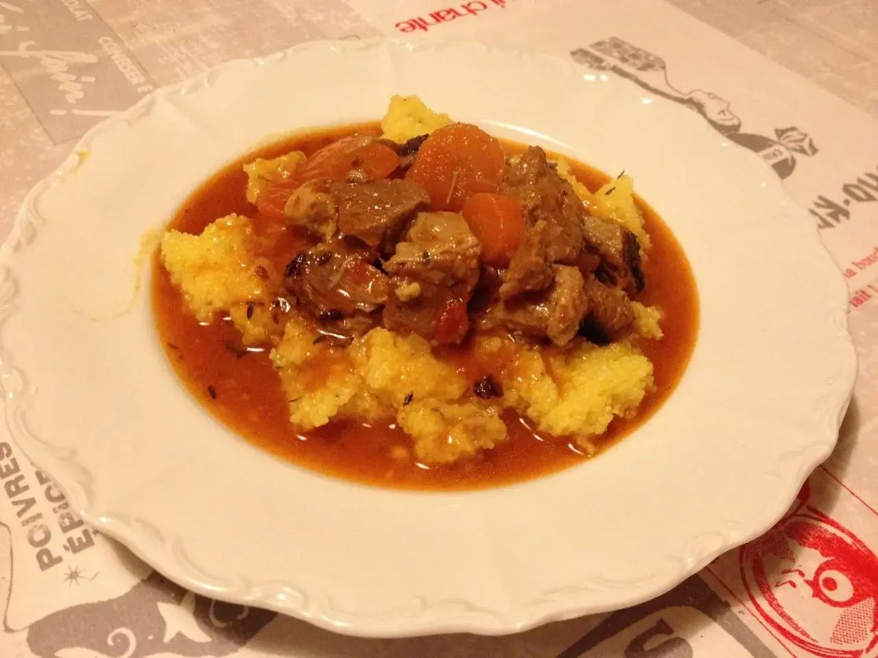 Un savoureux veau marengo, mijoté et servi sur une polenta crémeuse, un plat réconfortant et plein de saveurs.