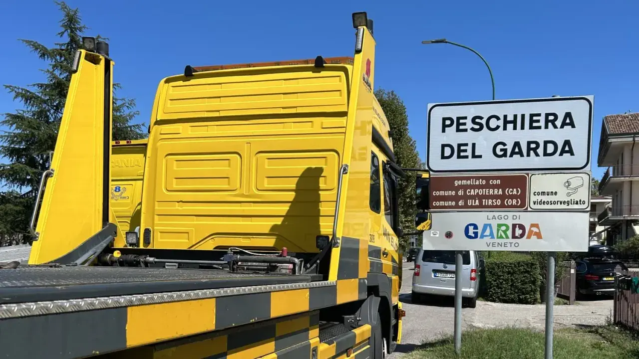 Gelbes Abschleppfahrzeug in Peschiera del Garda. ADAC Plus Abschleppen nach Hause ist gesichert.