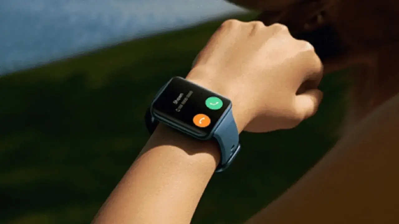 Reloj inteligente con pantalla táctil, similar a un Apple Watch, pero compatible con Android. Muestra una llamada entrante con opciones para aceptar o rechazar.
