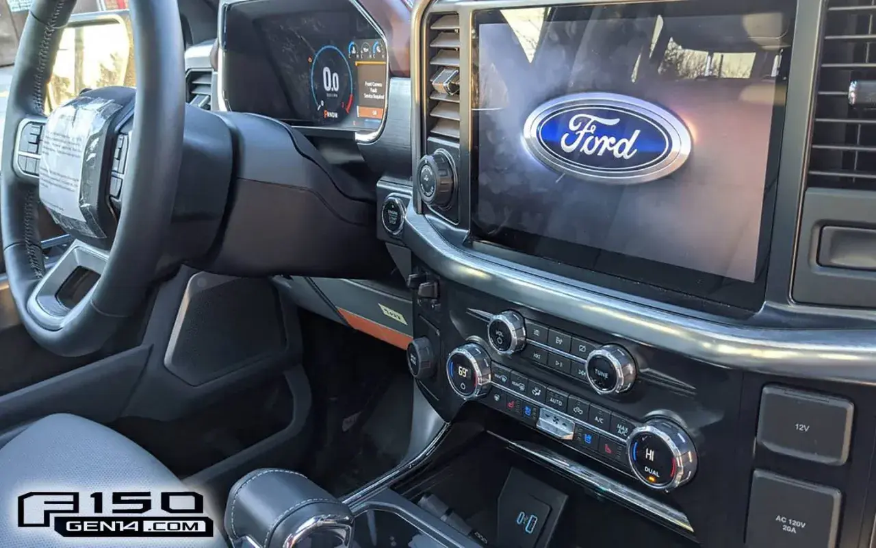 Intérieur du camion Ford F-150 : volant, écran tactile avec logo Ford, tableau de bord numérique et console centrale.