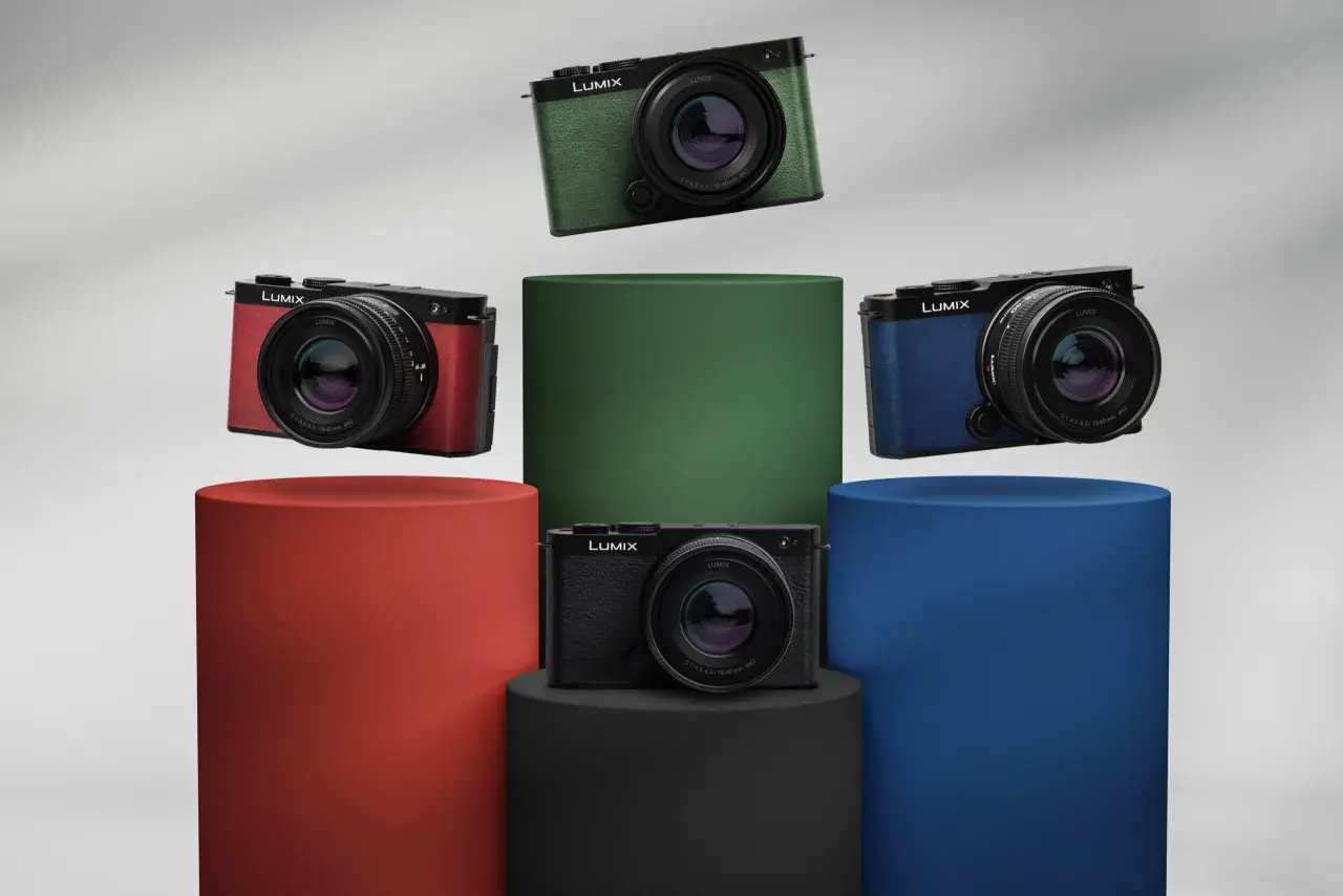 Cztery aparaty Panasonic Lumix S9 w kolorach: czerwonym, zielonym, niebieskim i czarnym, prezentowane na kolorowych postumentach.